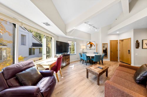 340 | Top Floor Corner - 1BD w/ A/C + Views