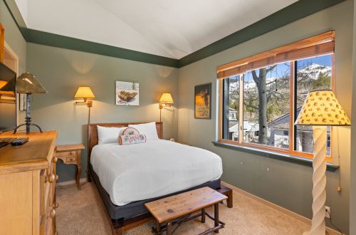 360 | Fall for the View - 1BD w/ A/C & Kitchen