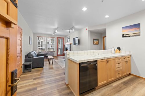 705 | King-Sized Comfort - 2BD, Pool, Kitchen W/D
