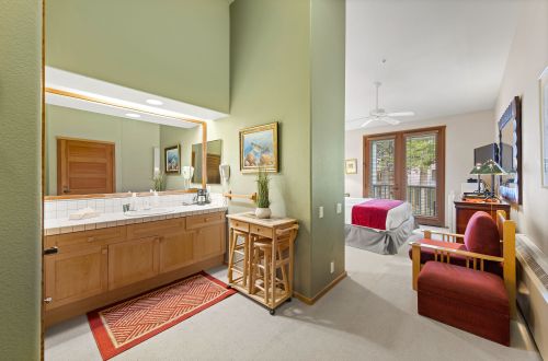 816B| King Room Retreat - A/C, Pool & Spa Access