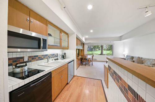 108 | Hiker’s Studio - Mtn Views + Pool Access